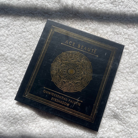 Ace Beaute Black and Gold Eyeshadow Palette - Picture 3 of 4